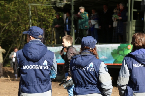 Сотрудники Мособлгаза на экологической акции «Наш лес. Посади свое дерево» в лесопарке Красногорска